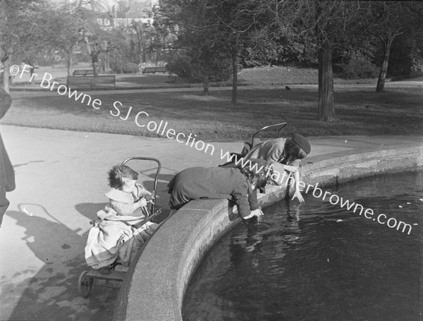 AT THE FOUNTAIN IN ST. STEPHENS GREEN